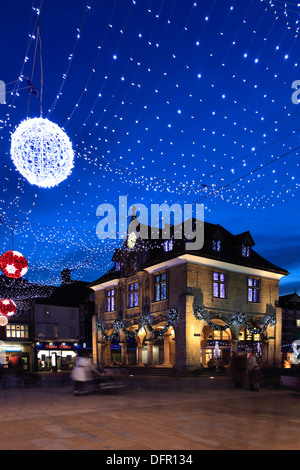 Le luci di Natale decorazioni, la Guildhall, Cathedral Square, Città di Peterborough, CAMBRIDGESHIRE, England, Regno Unito Foto Stock