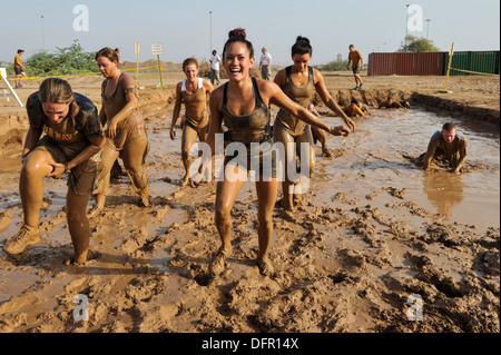 CAMP LEMONNIER, Gibuti (sett. 28, 2013) concorrenti emerge da un pozzo del fango durante il 5K fango eseguire presso il Camp Lemonnier. Foto Stock