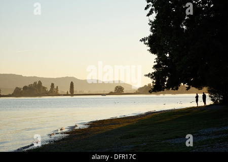 Germania, Baden-Württemberg, Lago di Costanza, Markelfingen, Camping William, giovane sulla Spiaggia, Tramonto Foto Stock