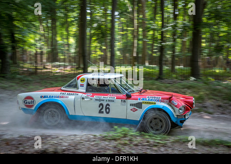 Il danneggiato 1974 Fiat 124 Abarth di Max Girado sul rally al 2013 Goodwood Festival of Speed, Sussex, Inghilterra, Regno Unito. Foto Stock