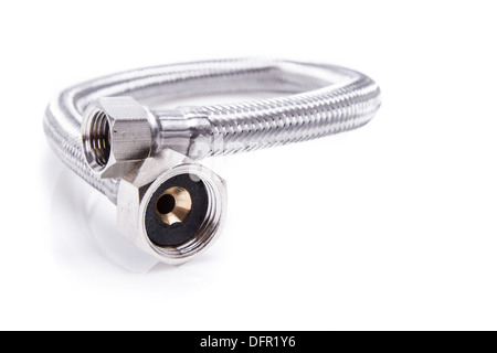 Tubi metallici per acqua calda e fredda. Close-up. Foto Stock