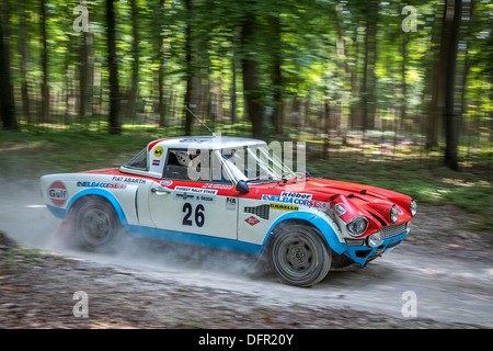 Il danneggiato 1974 Fiat 124 Abarth di Max Girado sul rally al 2013 Goodwood Festival of Speed, Sussex, Inghilterra, Regno Unito. Foto Stock