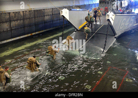 Marines assegnato al ventiduesimo Marine Expeditionary Unit (MEU) board Landing Craft Utility 1645 nel ben coperta a bordo del multipurpose Amphibious Assault nave USS Bataan (LHD 5) sett. 27. Bataan marinai e ventiduesima Marine Expeditionary Unit Marines sono in corso Foto Stock