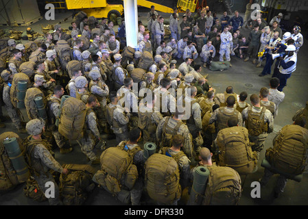 Marines assegnato alla ventiduesima Marine Expeditionary Unit (MEU) ascoltare Master Chief Boatswain compagno del frassino Junior's breve sul gonfiabile di ciambelle salvagente prima di scortecciatura multipurpose Amphibious Assault nave USS Bataan (LHD 5) sett. 27. Bataan marinai Foto Stock