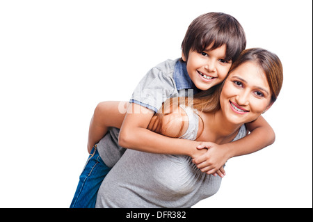 Ritratto di un ragazzo in sella piggyback sulla sua madre Foto Stock