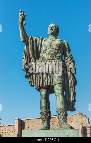 Statua di imperatore romano Gaio Giulio Cesare nella parte anteriore del Foro di Augusto, su Via dei Fori Imperiali di Roma, Italia, Europa Foto Stock