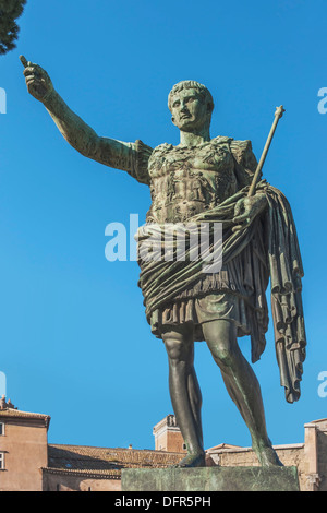 La statua del primo imperatore di Roma, Augusto, nella parte anteriore del Foro di Augusto, Roma, Lazio, l'Italia, Europa Foto Stock