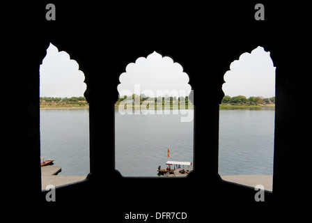 Vista del fiume Narmada da fort Ahilya, Maheshwar, Madhya Pradesh, India. Foto Stock