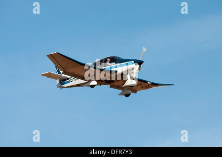 Robin DR400 Regent (G-BSDH) avvicinamento Wellesbourne Airfield. Foto Stock