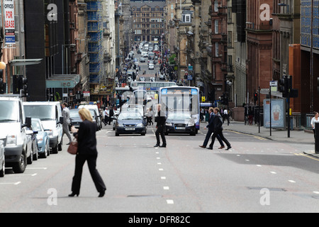 Vista guardando ad est verso il basso St Vincent Street nel centro della città di Glasgow, Scotland, Regno Unito Foto Stock