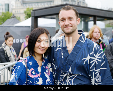 Razza mista giovane indossando il tradizionale costume giapponese di kimono a matsuri festival Londra Inghilterra. Sabato 5 Ottobre 2013 Foto Stock