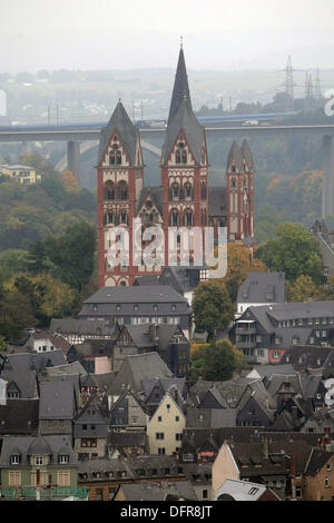Limburg an der Lahn, Germania. 08 ott 2013. Vista della cattedrale di Limburg an der Lahn, Germania, 08 ottobre 2013. Secondo le informazioni della diocesi, la residenza per il Limburgo la Collina della Cattedrale è costata 31 milioni di euro - molto di più di quanto originariamente previsto. Foto: FREDRIK VON ERICHSEN/dpa/Alamy Live News Foto Stock