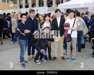 Un gruppo di lingua giapponese e la lingua inglese amici godendo matsuri festival a Londra Inghilterra. Sabato 5 Ottobre 2013 Foto Stock