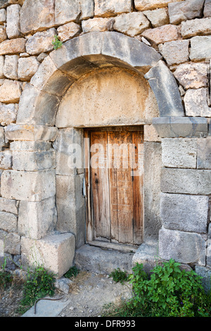 Porte chiuse nella chiesa del monastero di Tatev in Armenia Foto Stock