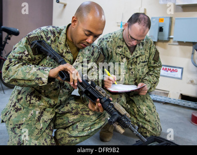 La comunicazione di massa Specialist 1a classe Peter Lewis e Gunners mate 1. Classe Andrew Froderman, entrambi assegnati al comandante, Ta Foto Stock