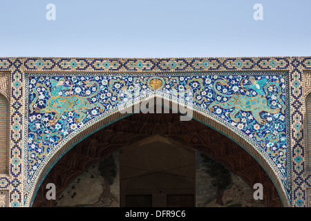 Portale all'estremità nord del Maydan-i Shah (ora Maydan-i Imam), che conduce al bazar, Isfahan, Iran Foto Stock