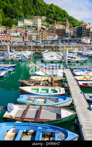 Barche nel piccolo porto, accanto alla Città Vecchia di San Sebastian, Spagna Foto Stock