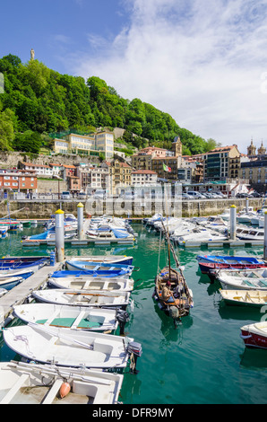 Barche nel piccolo porto, accanto alla Città Vecchia di San Sebastian, Spagna Foto Stock