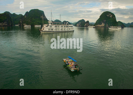 Fornitore in barca nella baia di Halong, Vietnam Foto Stock