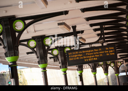 Display digitale di bordo su una stazione ferroviaria piattaforma nel West Midlands in Inghilterra. Foto Stock