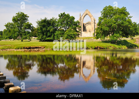 Le rovine di Bolton Priory riflessa nel fiume Wharfe, Bolton Abbey, Yorkshire Dales National Park, Inghilterra Foto Stock