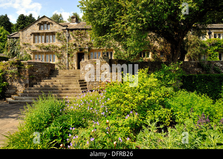 Un terreno paesaggistico di ingresso alla Sala Parcevall, Yorkshire Dales National Park, Inghilterra Foto Stock