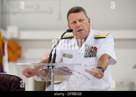 Comandante della U.S. Le forze della flotta comando adm. Bill Gortney offre commento durante la cerimonia di rollout per gli Stati Uniti La marina del primo Foto Stock