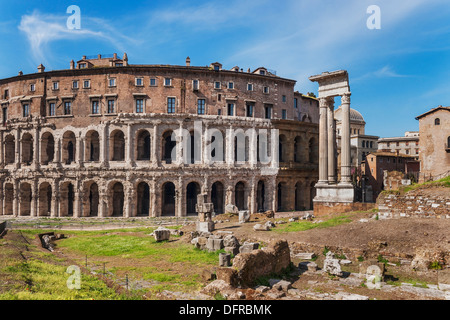 Teatro di Marcello, Teatro di Marcello e le rovine del Tempio di Apollo di Sosianus, Roma, Lazio, l'Italia, Europa Foto Stock