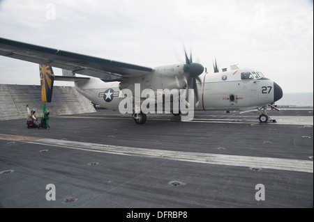 Una C-2un levriero dai fornitori di logistica della flotta squadrone di supporto (VRC) 30, di distacco 5, si prepara a lanciare dal ponte di volo della portaerei USS George Washington (CVN 73). La George Washington Carrier Strike gruppo sta conducendo exerci Foto Stock