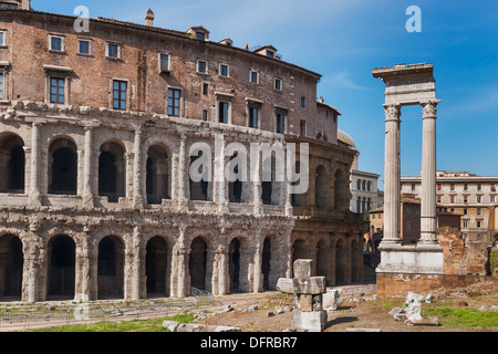 Teatro di Marcello, Teatro di Marcello e le rovine del Tempio di Apollo di Sosianus, Roma, Lazio, l'Italia, Europa Foto Stock