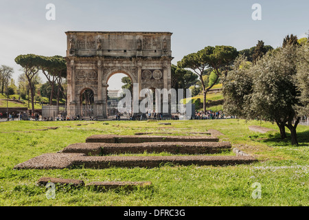 L'Arco di Costantino (Arco di Costantino) è situato di fronte al Colosseo, Roma, Lazio, l'Italia, Europa Foto Stock