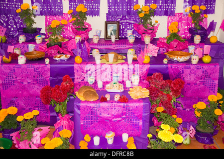 Coloratissimo altare in onore di Dia de los Muertos (Giorno dei Morti), Ajijic, Jalisco, Messico Foto Stock