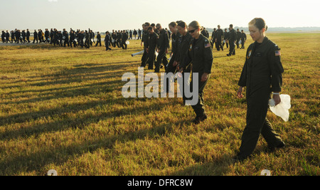 NORFOLK, Virginia (4 ottobre 2013) Più di mille piloti e aircrewman assegnati alle varie squadre hanno partecipato i maggiori danni di oggetti estranei (DOM) a piedi verso il basso durante la pulizia il giorno di base. La manifestazione annuale che aiuta a mantenere la Norfolk Naval Station cleaner throu Foto Stock