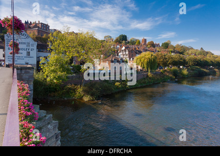 Vista dal ponte sul fiume guardando verso la città Foto Stock