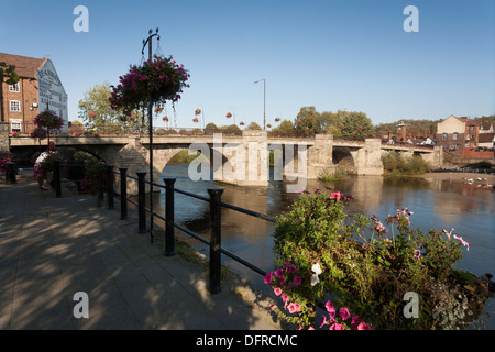 Vista del fiume crossing che offre la città di Bridgnorth il suo nome Foto Stock