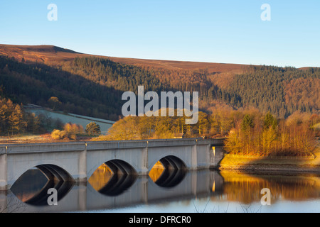 Ashopton viadotto di attraversamento del serbatoio Ladybower portante la A57 per Glossop Foto Stock