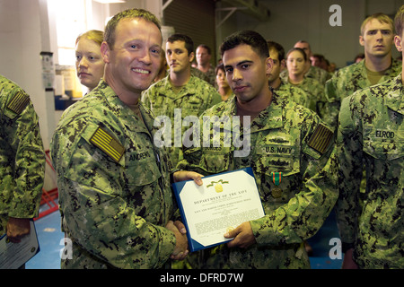 Engineman 2a classe Angelo Borges, assegnato al comandante del gruppo di attività (CTG) 56.1 riceve una marina/Marine Corps medaglia ottenuta durante il trimestre al supporto navale attività Bahrain. CTG-56.1 conduce contromisure mine, l'eliminazione degli ordigni esplosivi, recupero d Foto Stock