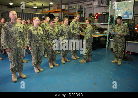 Velisti assegnati al comandante del gruppo di attività (CTG) 56.1 ricevono premi e diplomi durante i quarti al supporto navale attività Bahrain. CTG-56.1 conduce contromisure mine, l'eliminazione degli ordigni esplosivi, recupero immersioni subacquee, e la forza delle operazioni di protezione Foto Stock