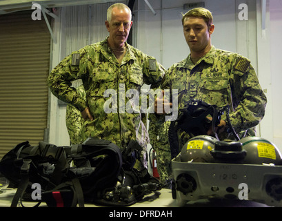 L'eliminazione degli ordigni esplosivi tecnico 1a classe Charles Walters, assegnato al comandante del gruppo di attività (CTG) 56.1, mostra il Mk 16 Foto Stock