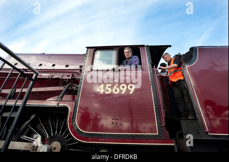 Il conducente e vigile del fuoco di un LMS ( Londra Midland Scottish ) classe giubilare locomotiva a vapore 45699 "Galatea', al 'Cammina', parte del NRM la mostra presso il National Railway Musei Museo Shildon. Foto Stock