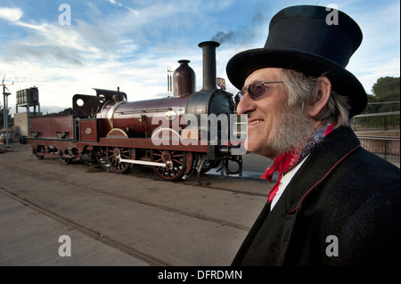 Un periodo vestito driver Alan Middleton indossando un cappello a cilindro dal suo locomotiva a vapore Furness Railway numero 20, Britains più antico calibro standard locomotiva a vapore, alla Ferrovia Nazionale Musei Museo Shildon Foto Stock