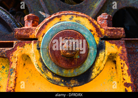 La formazione di ruggine e ingranaggi in disuso e il cuscinetto come parte di una vecchia area di lavoro industriali, Irvine, Ayrshire, in Scozia, Regno Unito Foto Stock