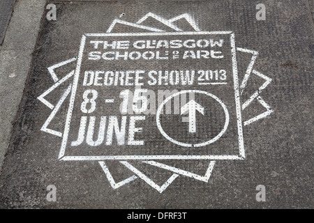Pubblicità per una scuola d' Arte di Glasgow Grado Visualizza dipinta su un marciapiede, Glasgow, Scotland, Regno Unito Foto Stock
