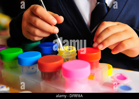 Bambino con vernici Foto Stock