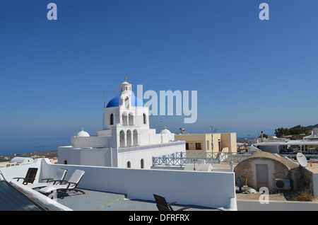 Una bella chiesa greca si affaccia sul mare Aegan su Santorini dove i mondi più grande esplosione ha avuto luogo in 1628BC,Grecia Foto Stock