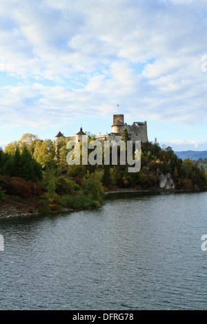 Il castello di Niedzica Czorsztynskie sopra il lago. Polonia meridionale. Foto Stock