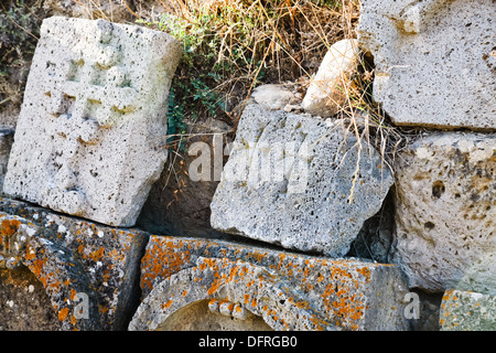 Croce intagliato su antiche pietre del monastero di Tatev in Armenia Foto Stock