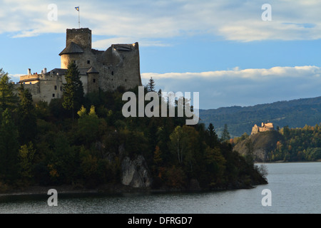 Il castello di Niedzica e le rovine del castello di Czorsztyn Czorsztynskie sopra il lago. Polonia meridionale. Foto Stock