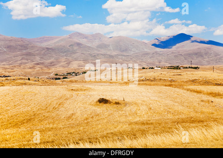 Vista di mountail altopiano vicino Sisian città in Armenia in autunno il giorno Foto Stock