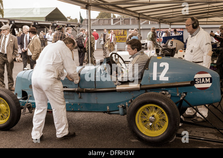 1936 ERA TIPO B A R5B 'Remo' con Autista Charles McCabe nel paddock al 2013 Goodwood, Sussex, Regno Unito. Foto Stock